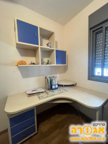 שולחן כתיבה ומדפים