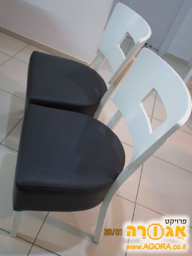 2 כסאות בצבע קרם
