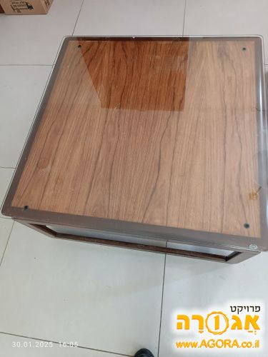 שולחן סלון עם זכוכית