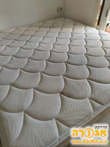 מיטה זוגית גדולה
