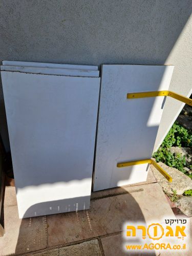 מדפים לבנים מסיבית
