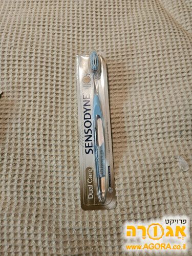 מברשות שיניים חדשות