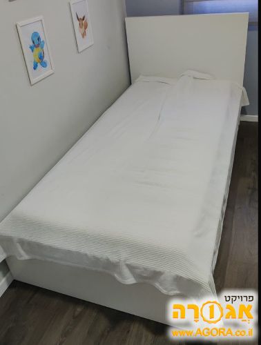 מיטת יחיד עם מזרן