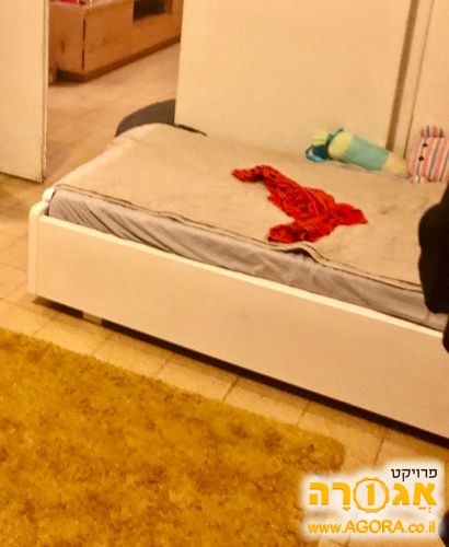 מיטת יחיד ומזרון