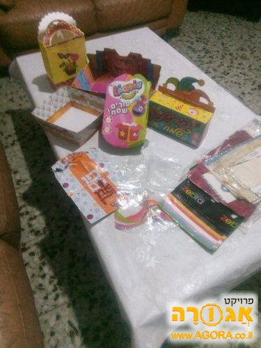 עטיפות של מתנות וקופסאות למשלוח מנות