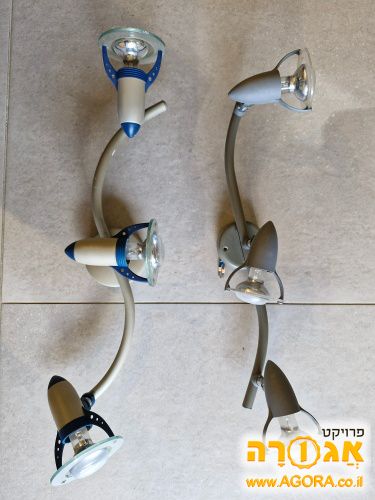שני גופי תאורה דומים
