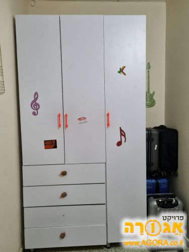 ארון בגדים לבן