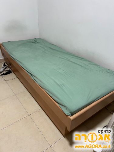 מיטת יחיד עם ארגז מצעים במצב נהדר