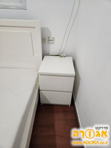 שתי שידות לילה