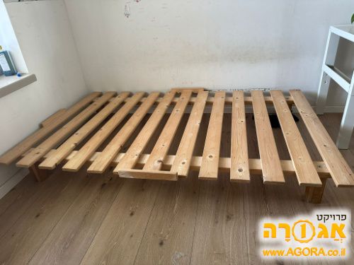 מיטת מבוססת בסיס עץ ומזרן