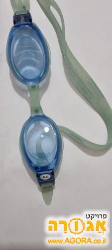 משקפת שחייה עם מספר