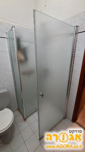 מקלחון מזכוכית מחוסמת