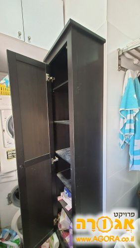 ארון עם מדפים צר וארוך