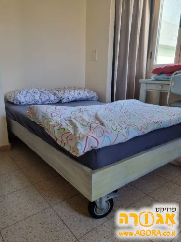 מיטה וחצי בצבע תכלת