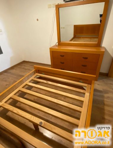מיטה שידה ומראה