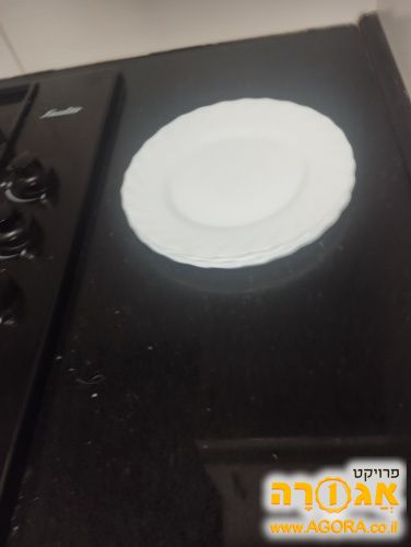 צלחות לבנות