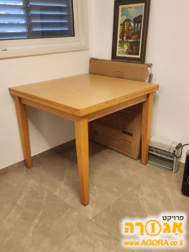 שולחן נפתח