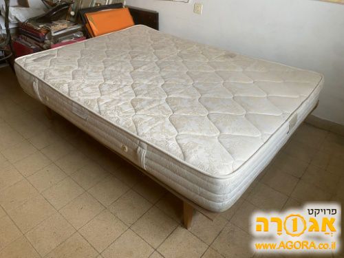 מזרון ובסיס מיטה מעץ