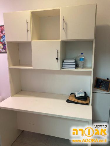 שלחן כתיבה עם כוורת