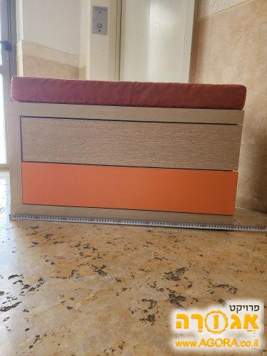 שידת עץ עם 2 מגירות וכרית עליונה