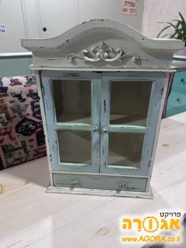 ארונית קטנה