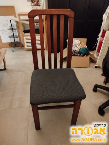 שני כסאות אוכל