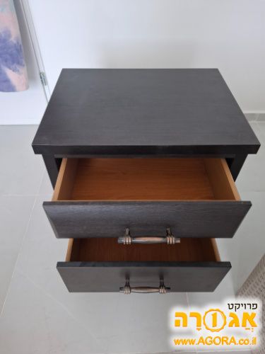 שידת מיטה קטנה 2 מגירות מעץ