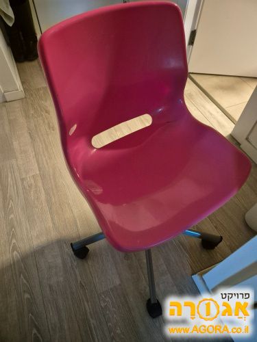 2 כסאות תלמיד בצבע ורוד