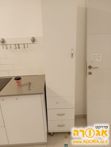 ארון צר וגבוה