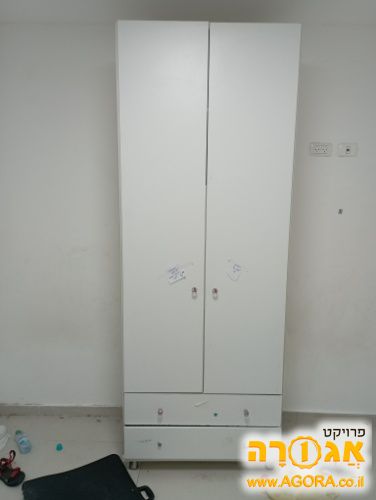 ארון בגדים גבוה