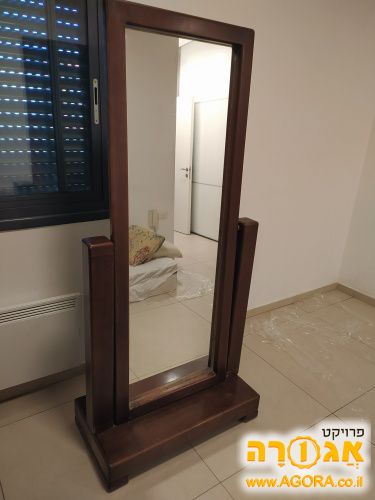 מראה עם מסגרת ומעמד מעץ