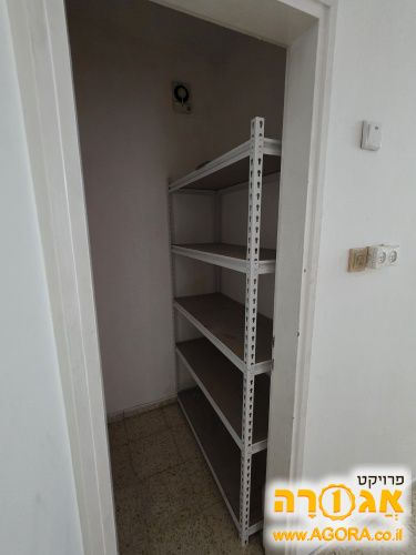 עמודת מדפים