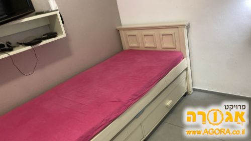 מיטת נוער של חברת עצמלה נפתחת עם מזרונים