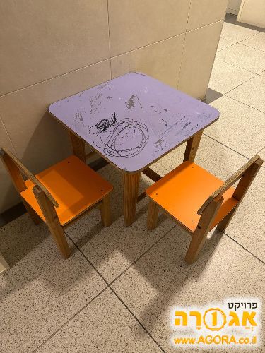 שולחן וזוג כסאות מעץ לילדים