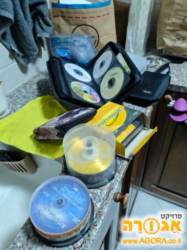 מגוון דיסקים עם סרטי ילדים ונוער ומשחקים