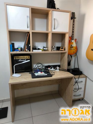 שולחן כתיבה עם מדפים