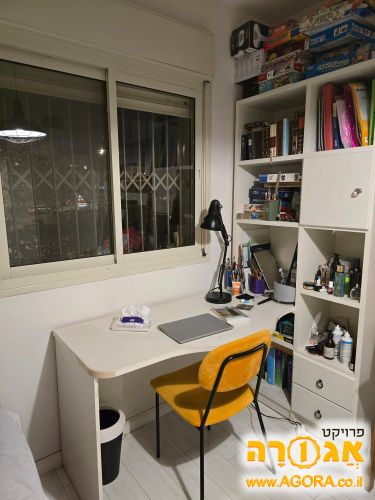 שולחן כתיבה עם ספריה