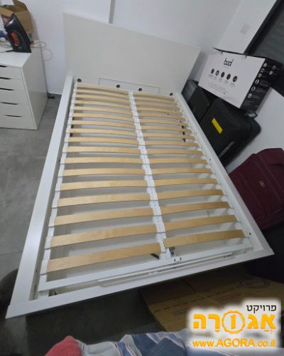 מיטה זוגית מאיקיאה אחת עם מזרון שנייה בל