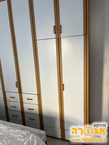 ארון בגדים גדול