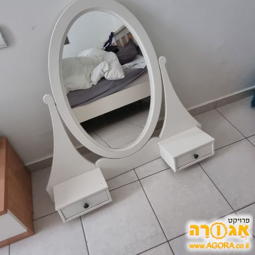 מראה ומגירות קטנות