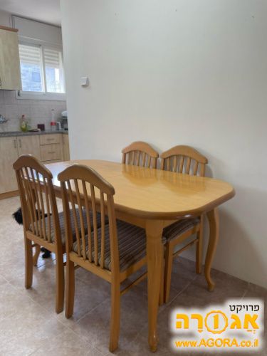 פינת אוכל: שולחן ו-4 כיסאות