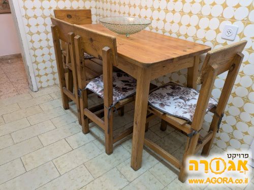 שולחן למטבח ו- 4 כסאות