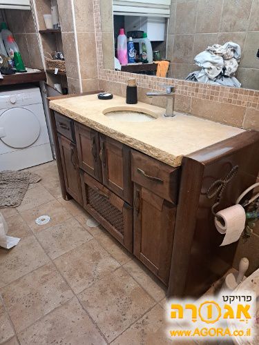ארונית אמבטיה עם כיור וברז