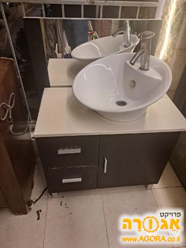 ארונית אמבטיה עם ברז וכיור
