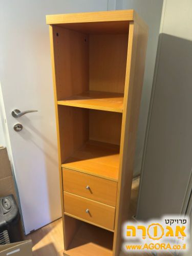 ספרייה קטנה עם מגירות