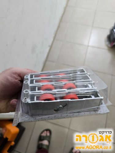 גלגלים לדלת הזזה ויטרינה