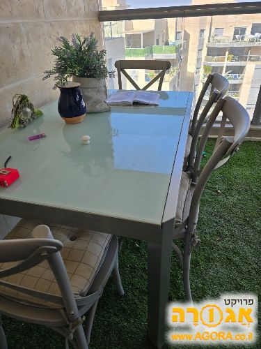 שולחן אוכל עם 4 כיסאות
