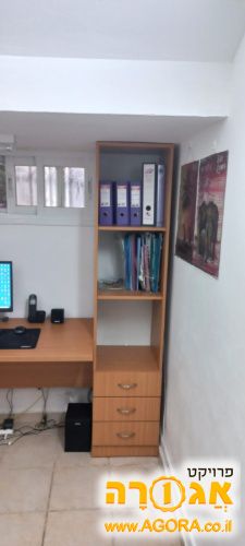 שולחן מחשב עם כונניות