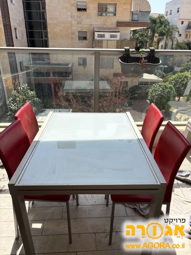 שולחן אוכל וכיסאות
