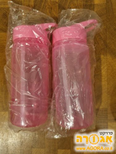שני בקבוקי שתייה חדשים